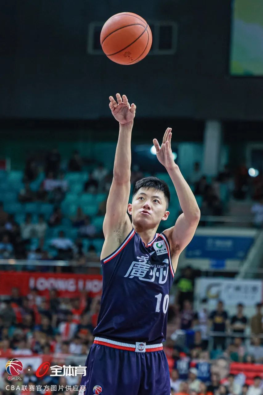 关于费城76人训练开放日，今晨遗憾出局引欢呼，CBA季后赛在即，心理建设被强调的信息